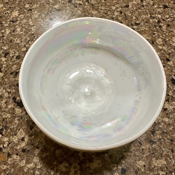 WHITE MOTHER OF PEARL,SMALL PORCELAIN BOWL WITH BLUE FLORAL DESIGN.3 GILTED LEGS - Picture 6 of 9